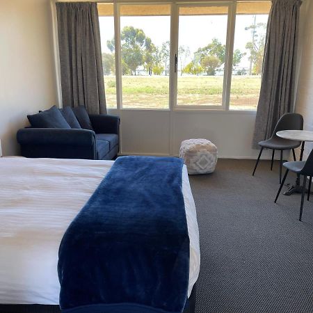 Happy Wanderer Motel Lake Boga On The Lake With Lake Views Bagian luar foto