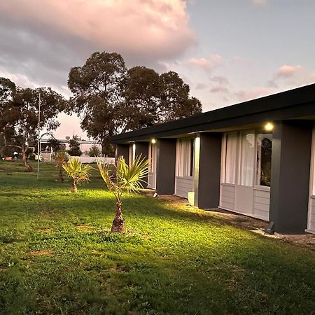 Happy Wanderer Motel Lake Boga On The Lake With Lake Views Bagian luar foto