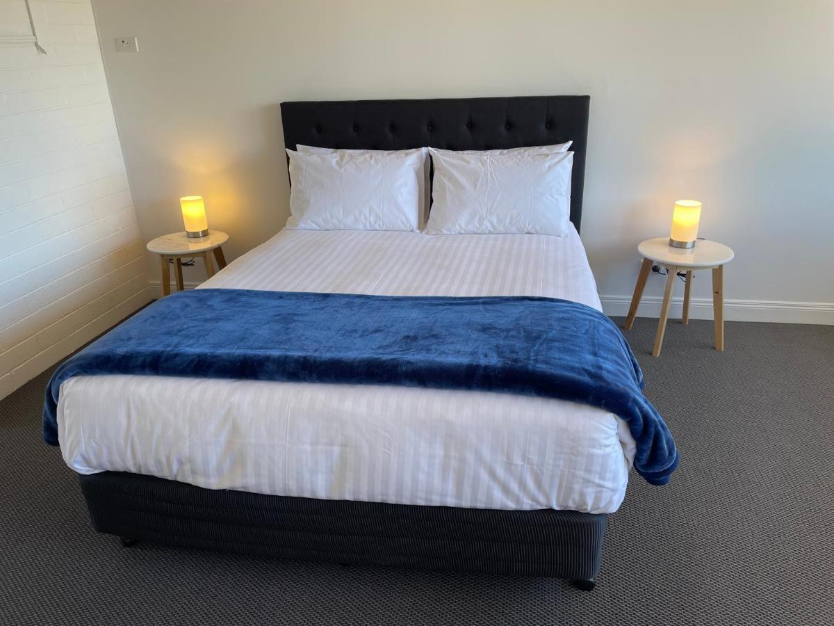 Happy Wanderer Motel Lake Boga On The Lake With Lake Views Bagian luar foto