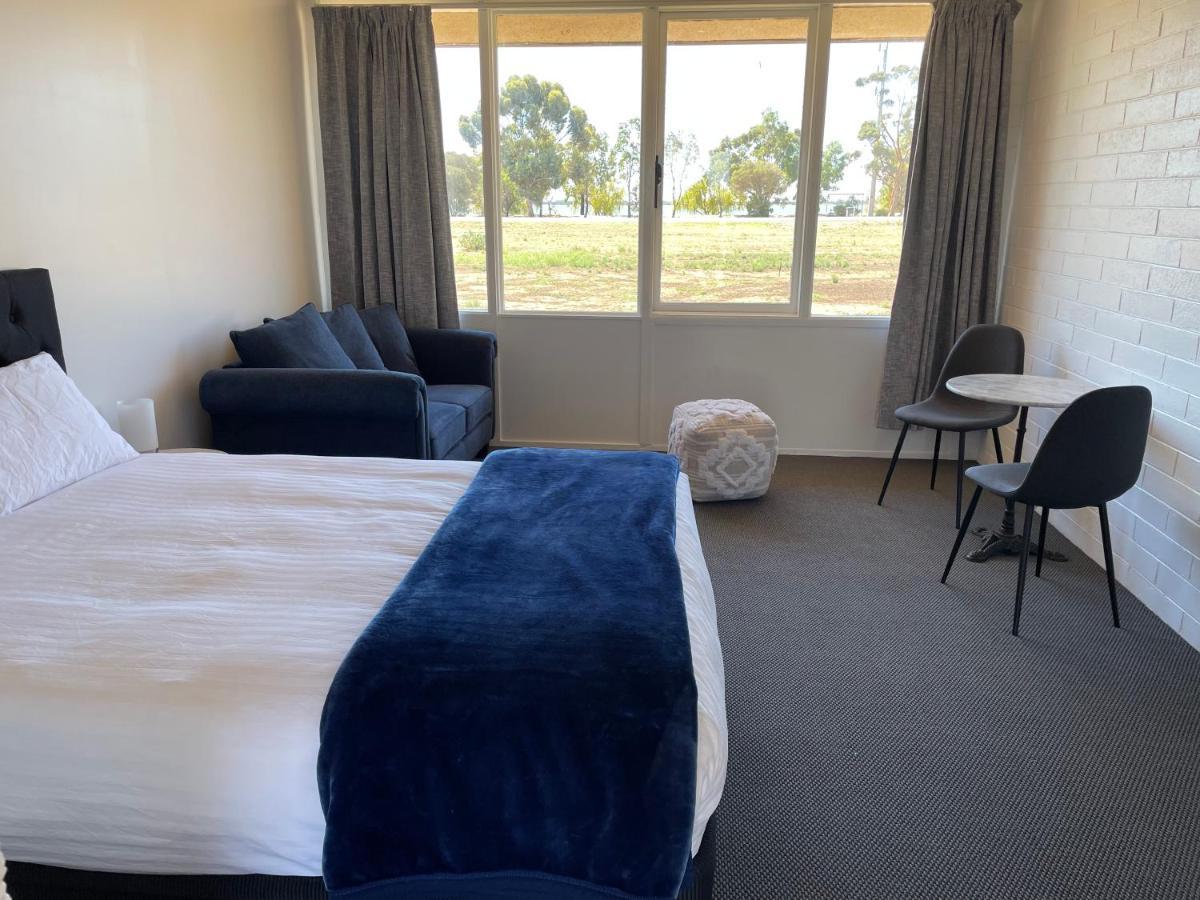 Happy Wanderer Motel Lake Boga On The Lake With Lake Views Bagian luar foto
