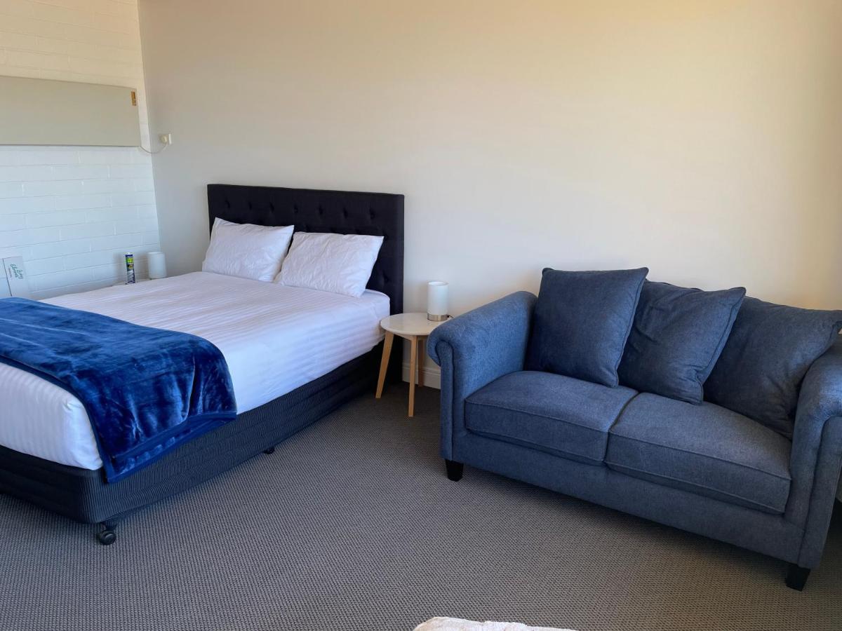 Happy Wanderer Motel Lake Boga On The Lake With Lake Views Bagian luar foto