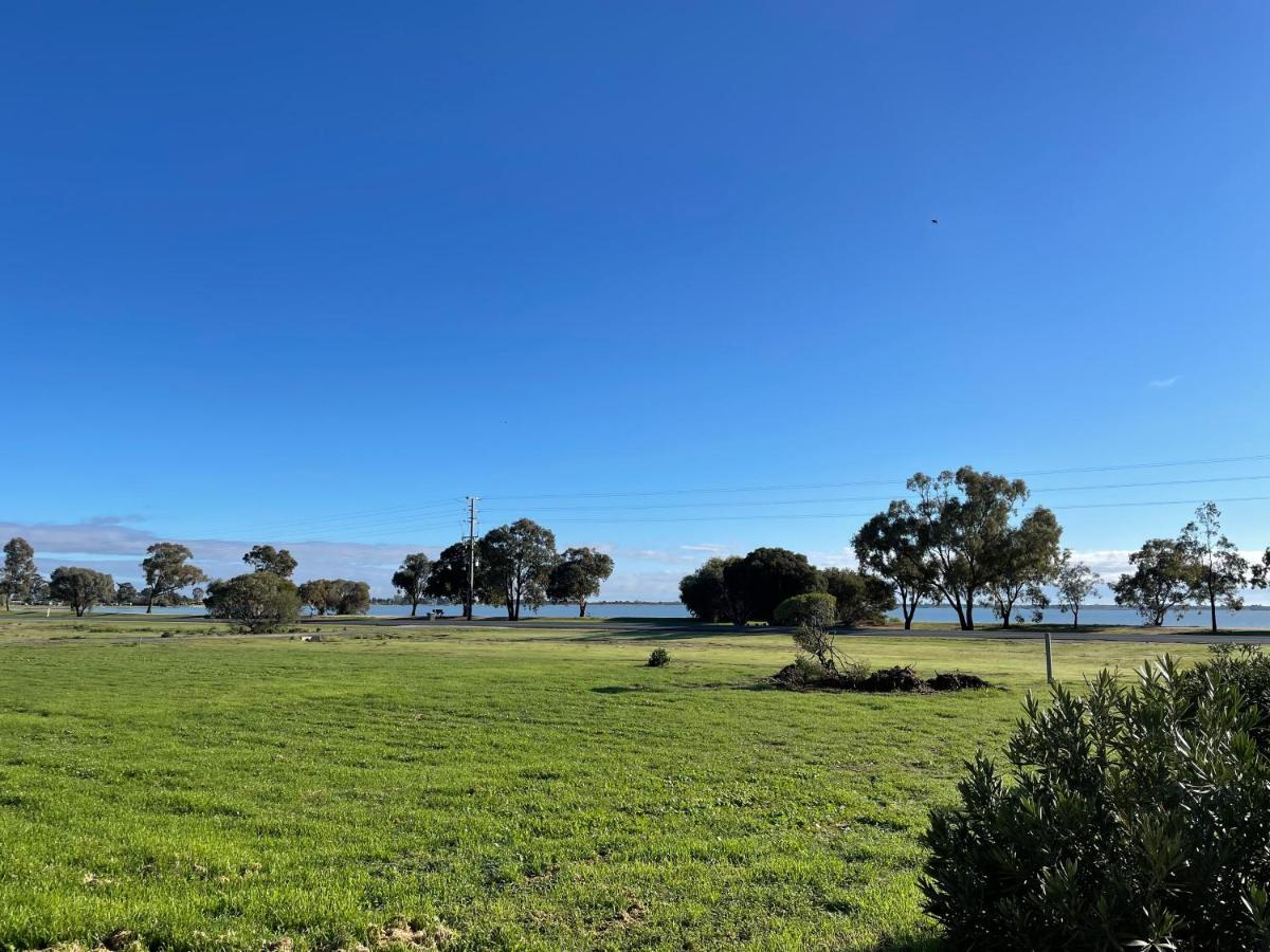 Happy Wanderer Motel Lake Boga On The Lake With Lake Views Bagian luar foto