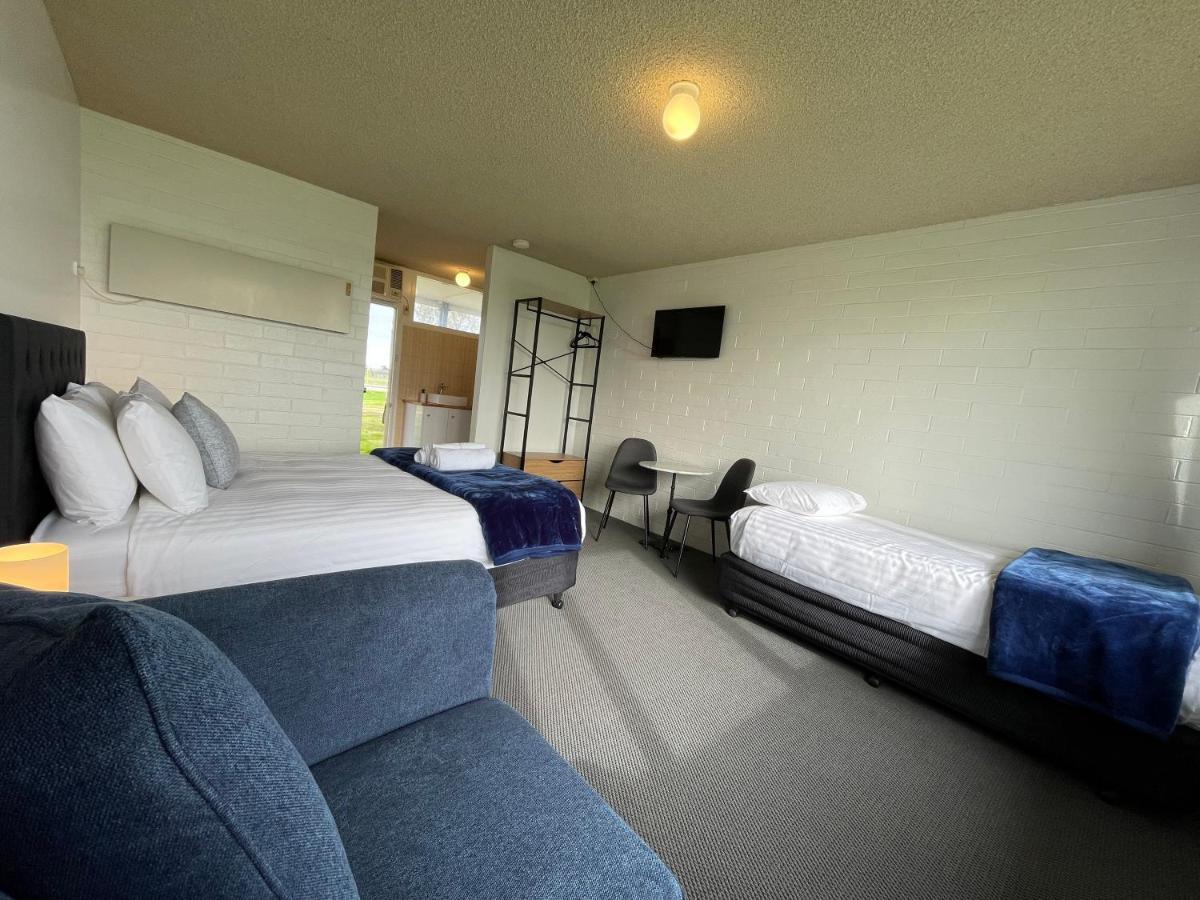 Happy Wanderer Motel Lake Boga On The Lake With Lake Views Bagian luar foto