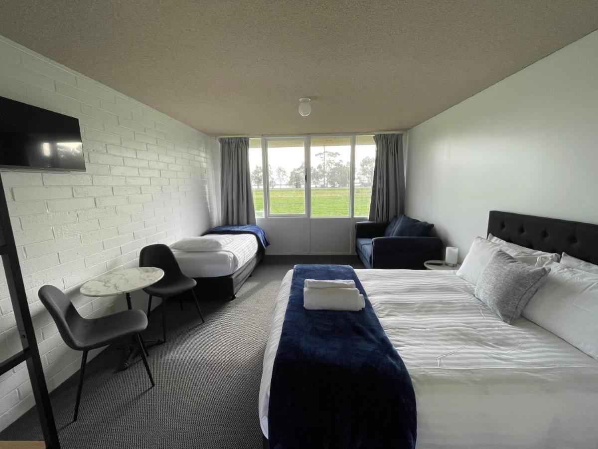Happy Wanderer Motel Lake Boga On The Lake With Lake Views Bagian luar foto