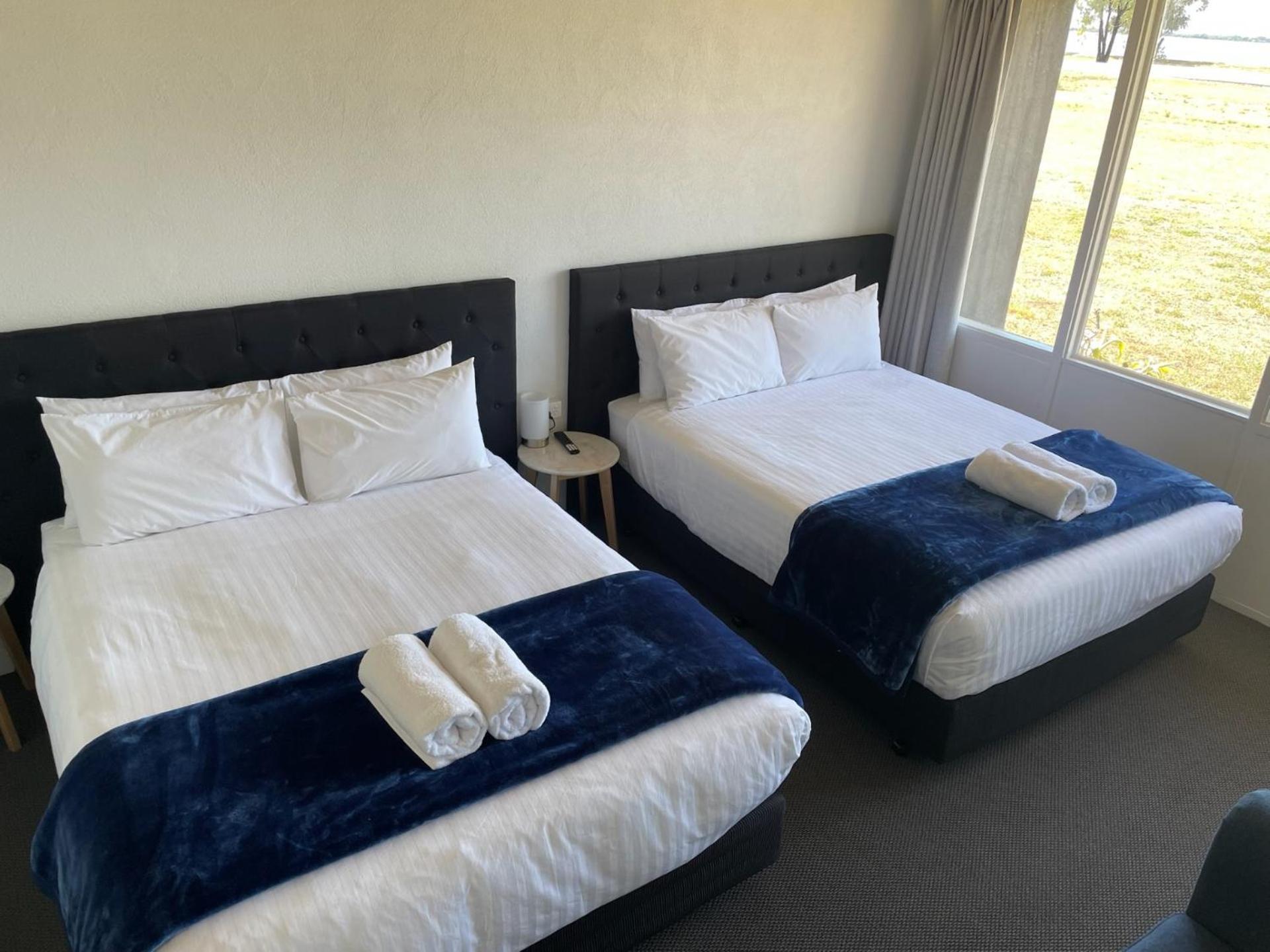 Happy Wanderer Motel Lake Boga On The Lake With Lake Views Bagian luar foto